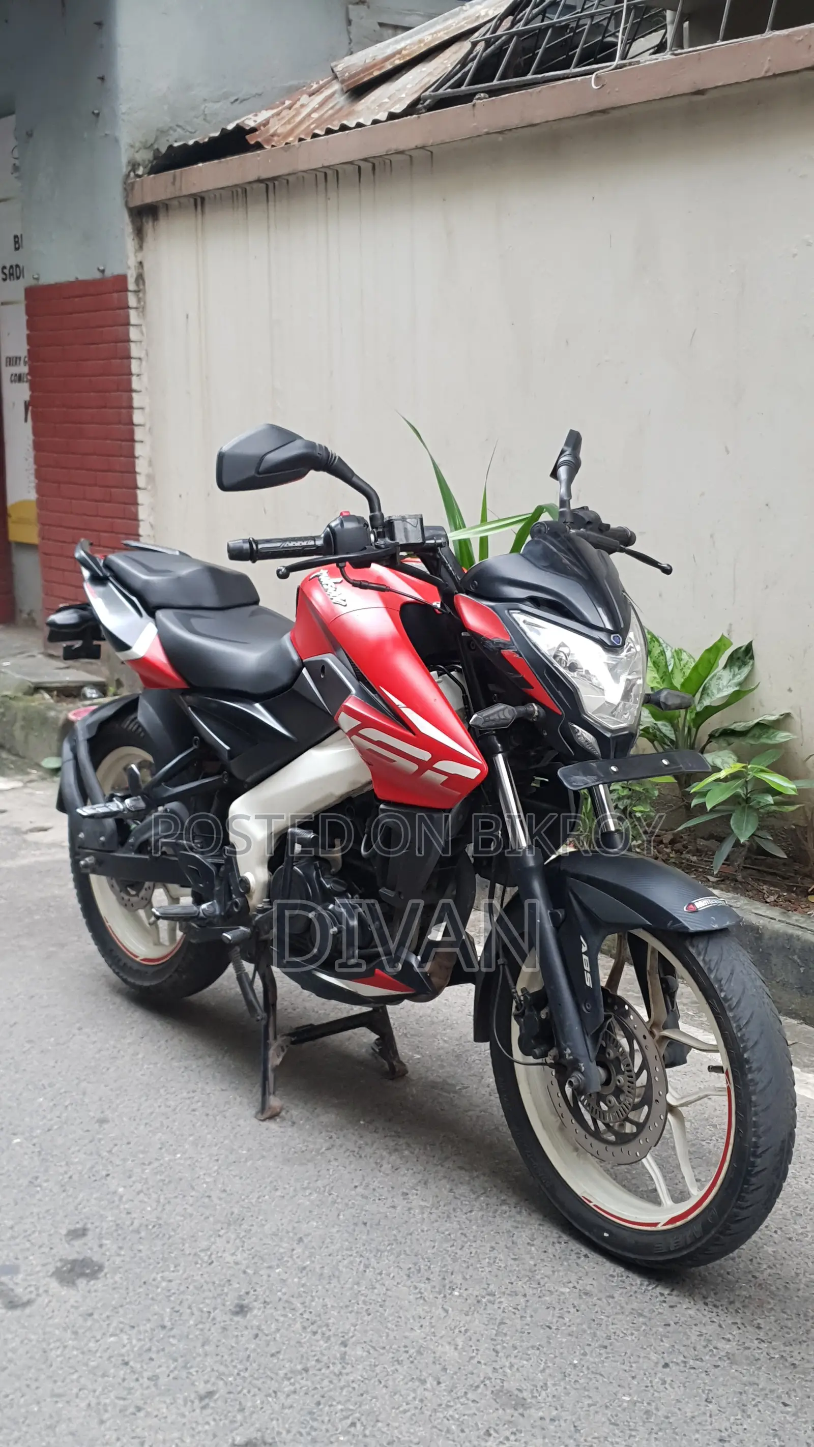 বাজাজ পালসার এনএস ১৬০ ২০২১ রেড