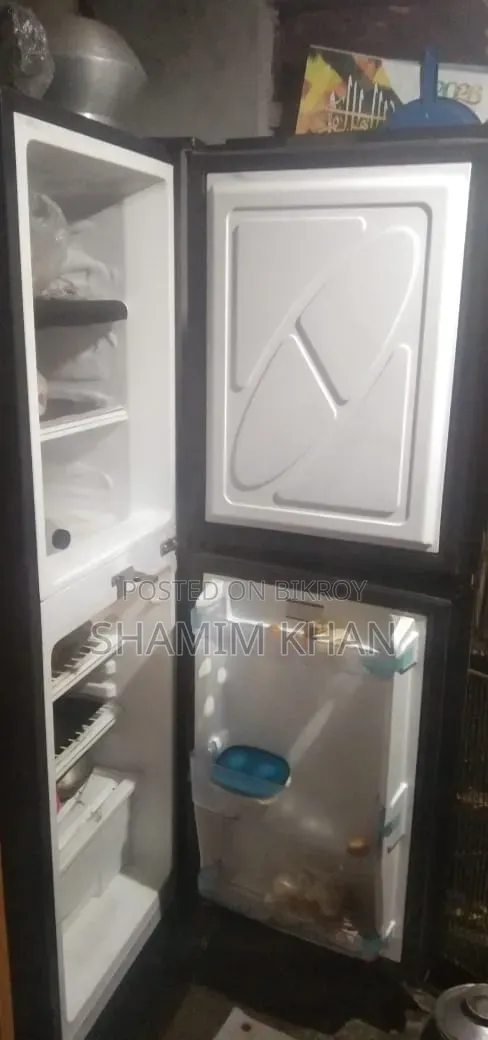 নতুনের মত ফ্রিজ বিক্রি হবে।
