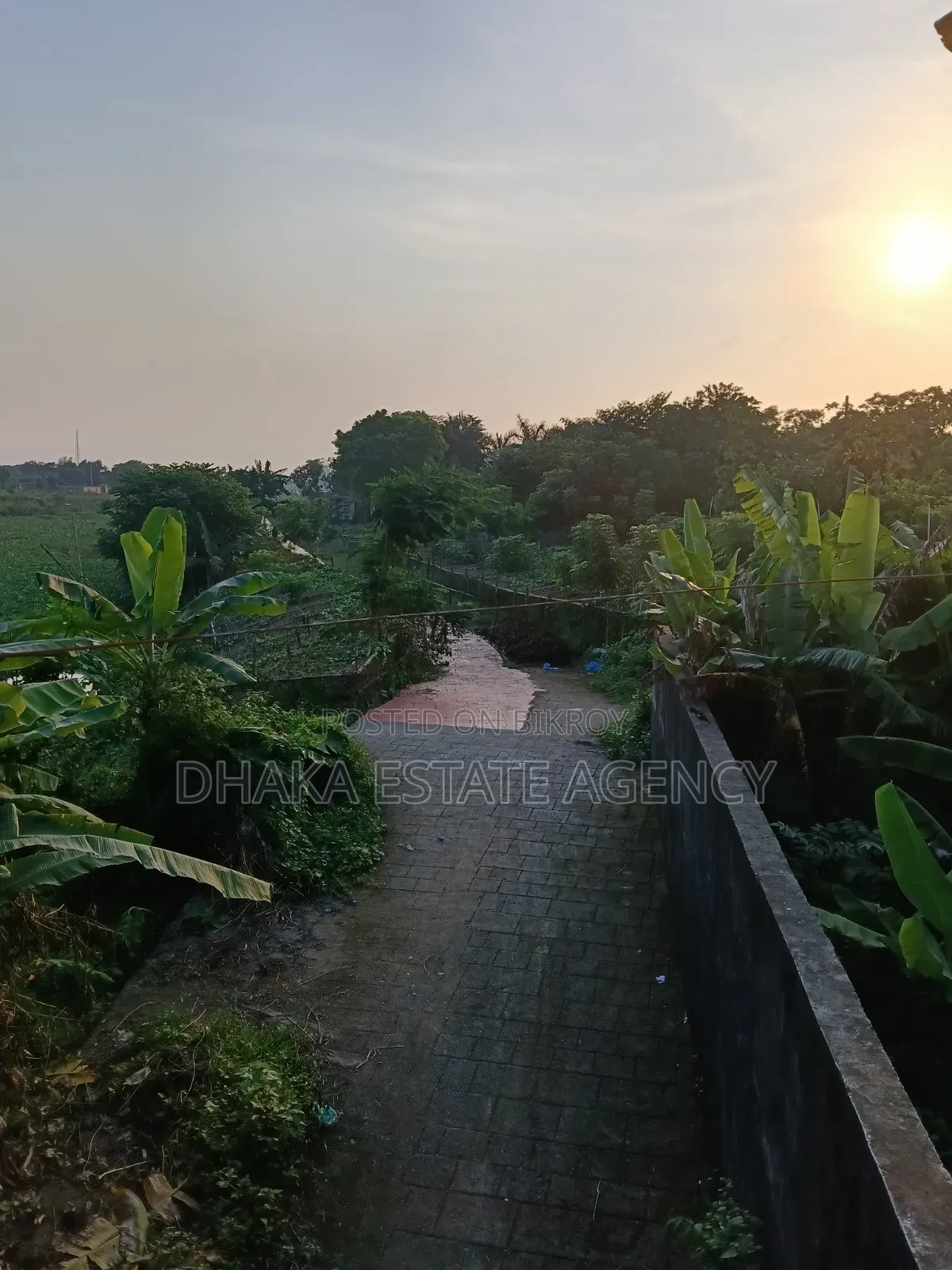 উত্তরা সেক্টর-১৬সি, ৫ কাঠা রোড-৩ (৬০ ফুট) মাঠের মুখোমুখি