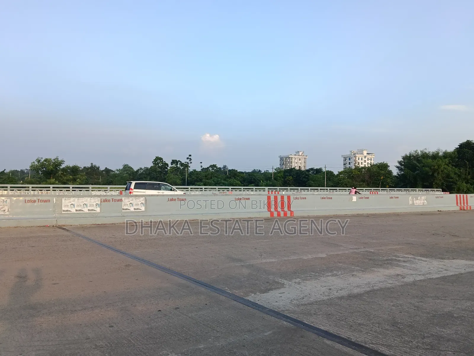 সেক্টর-১৫ই, ডি.পি.এস স্কুল, মেট্রো স্টেশন।