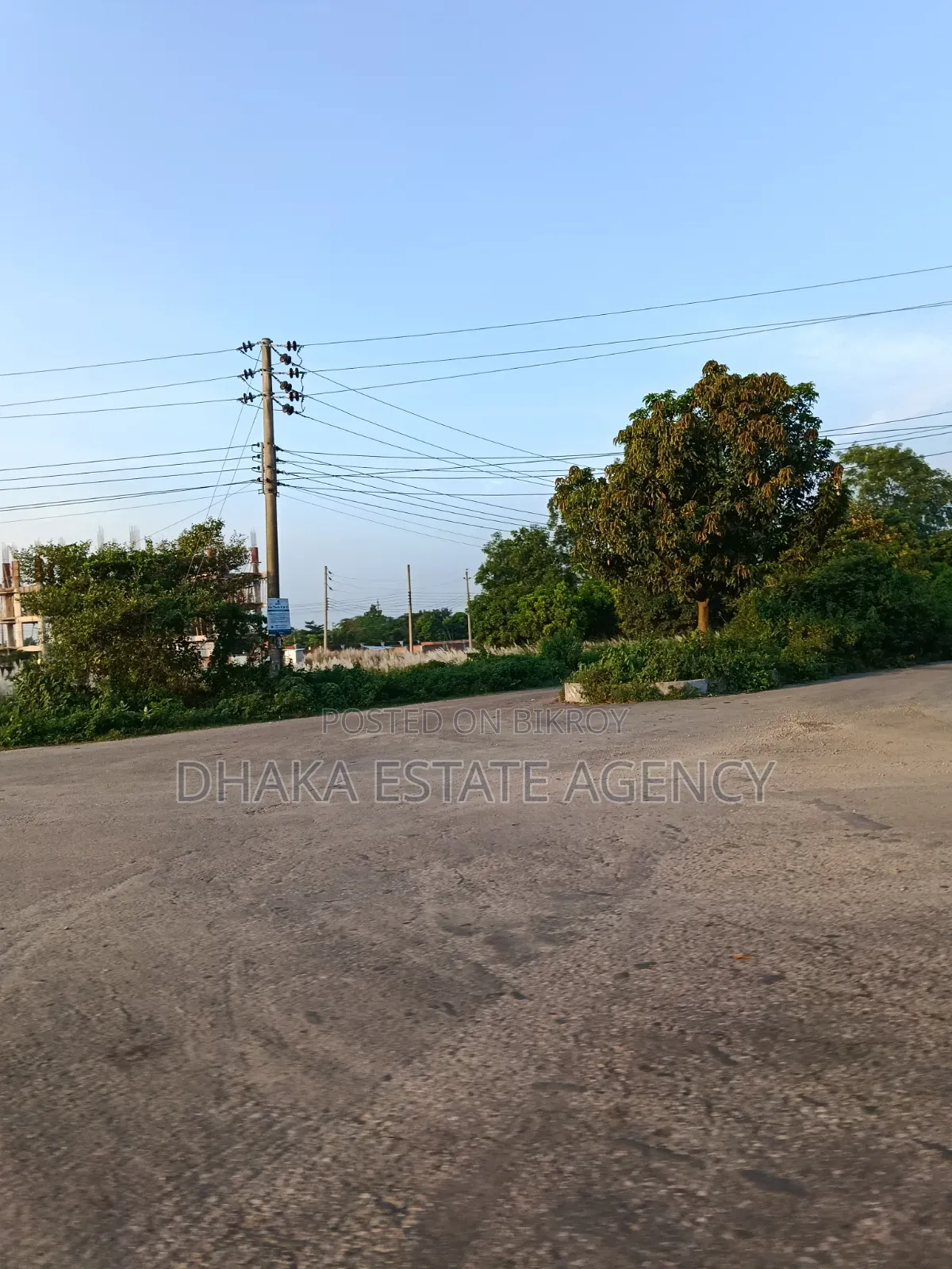 সেক্টর ৩, ৩ কাঠা দক্ষিণমুখী প্লট যার দক্ষিণে খোলা মাঠ