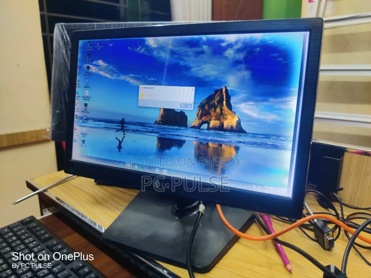 LG 16" LED Monitor (Vignette Issue / White Border)