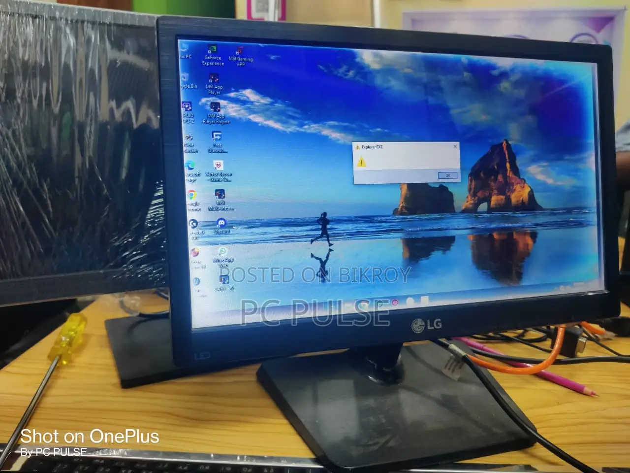 LG 16" LED Monitor (Vignette Issue / White Border)