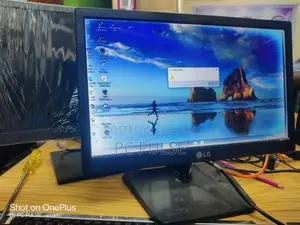 LG 16" LED Monitor (Vignette Issue / White Border)
