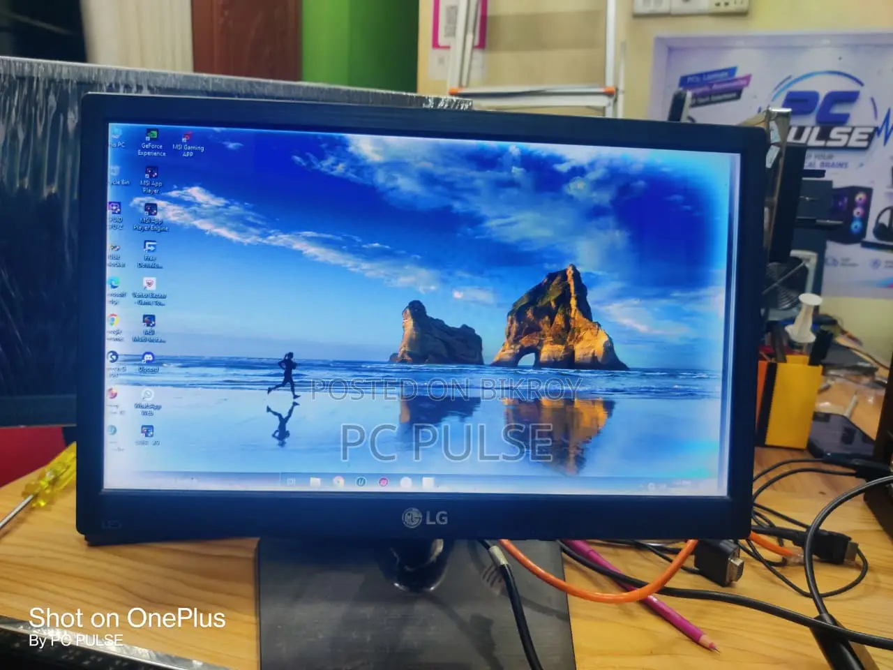 LG 16" LED Monitor (Vignette Issue / White Border)