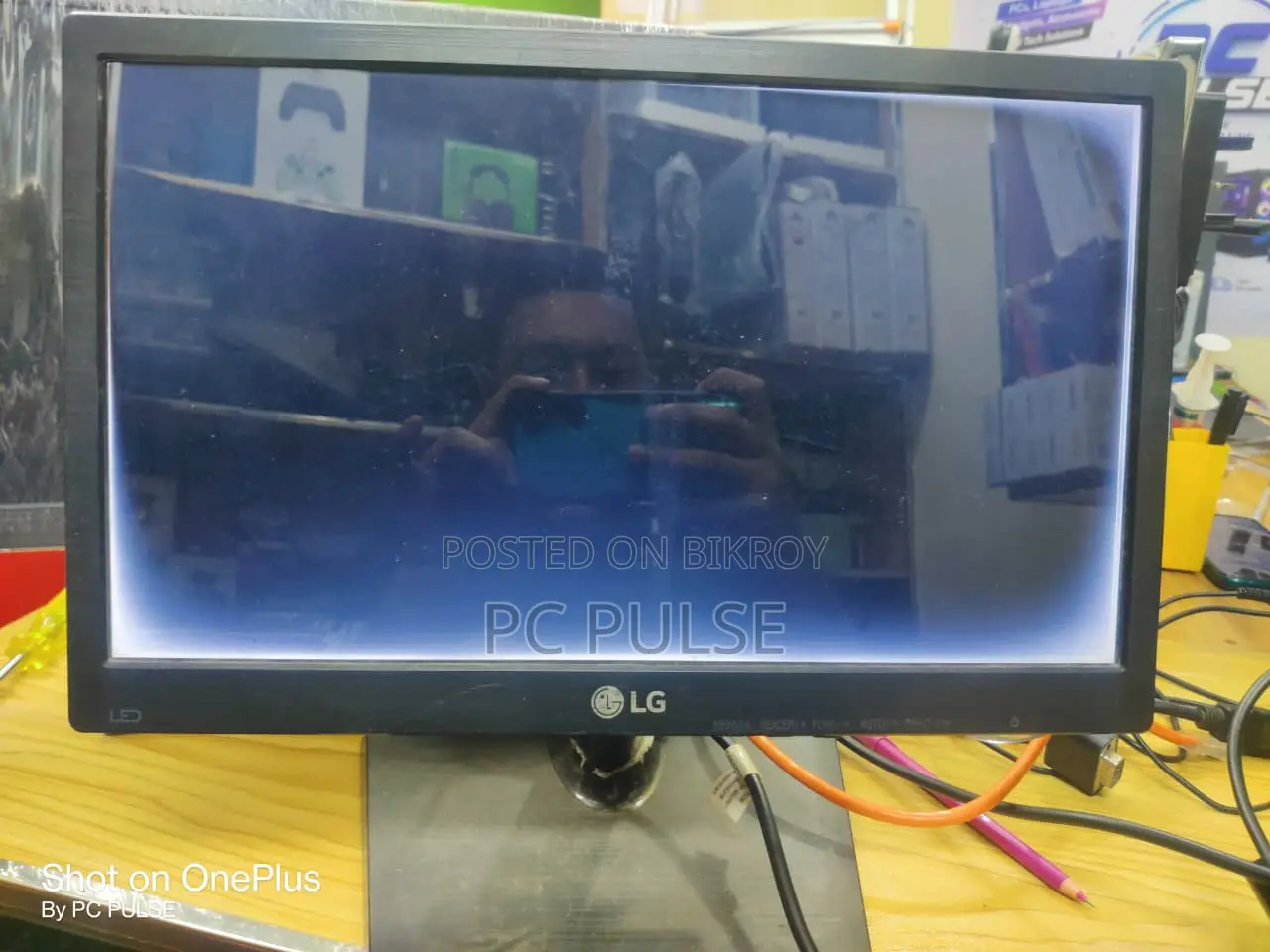 LG 16" LED Monitor (Vignette Issue / White Border)
