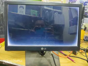 LG 16" LED Monitor (Vignette Issue / White Border)