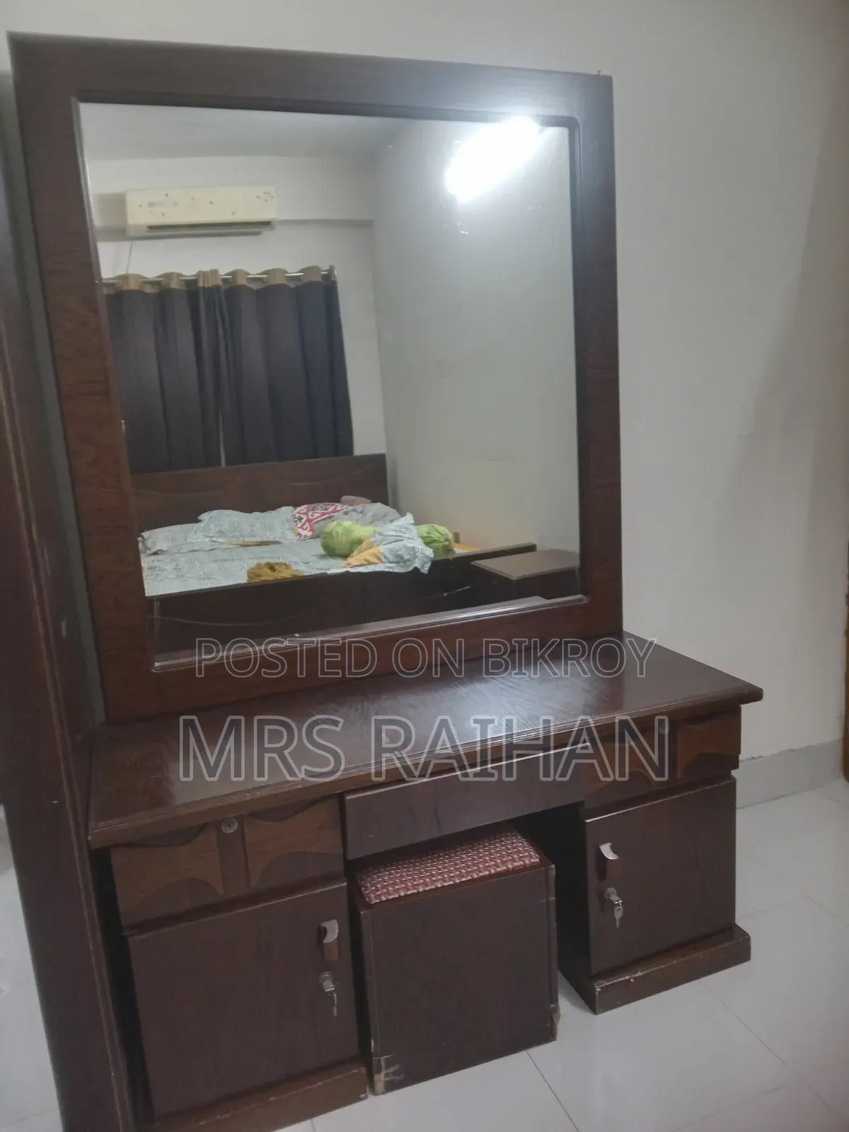 ড্রেসিং টেবিল