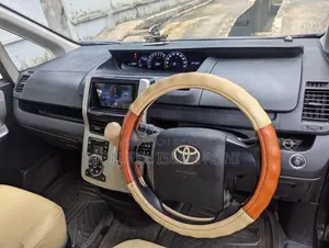 Toyota Noah 2.0 143hp AWD (8 Seater) 2012 Gray