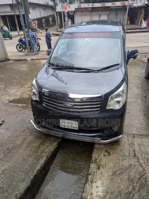 Toyota Noah 2.0 143hp Four-Wheel Drive (8 Seater) 2012 Gray