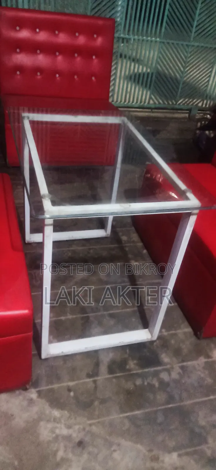 দুই সেট সোফা এবং দুইটি টেবিল ৫ মিলি গ্লাস স্ট্যান্ডসহ বিক্রি হবে