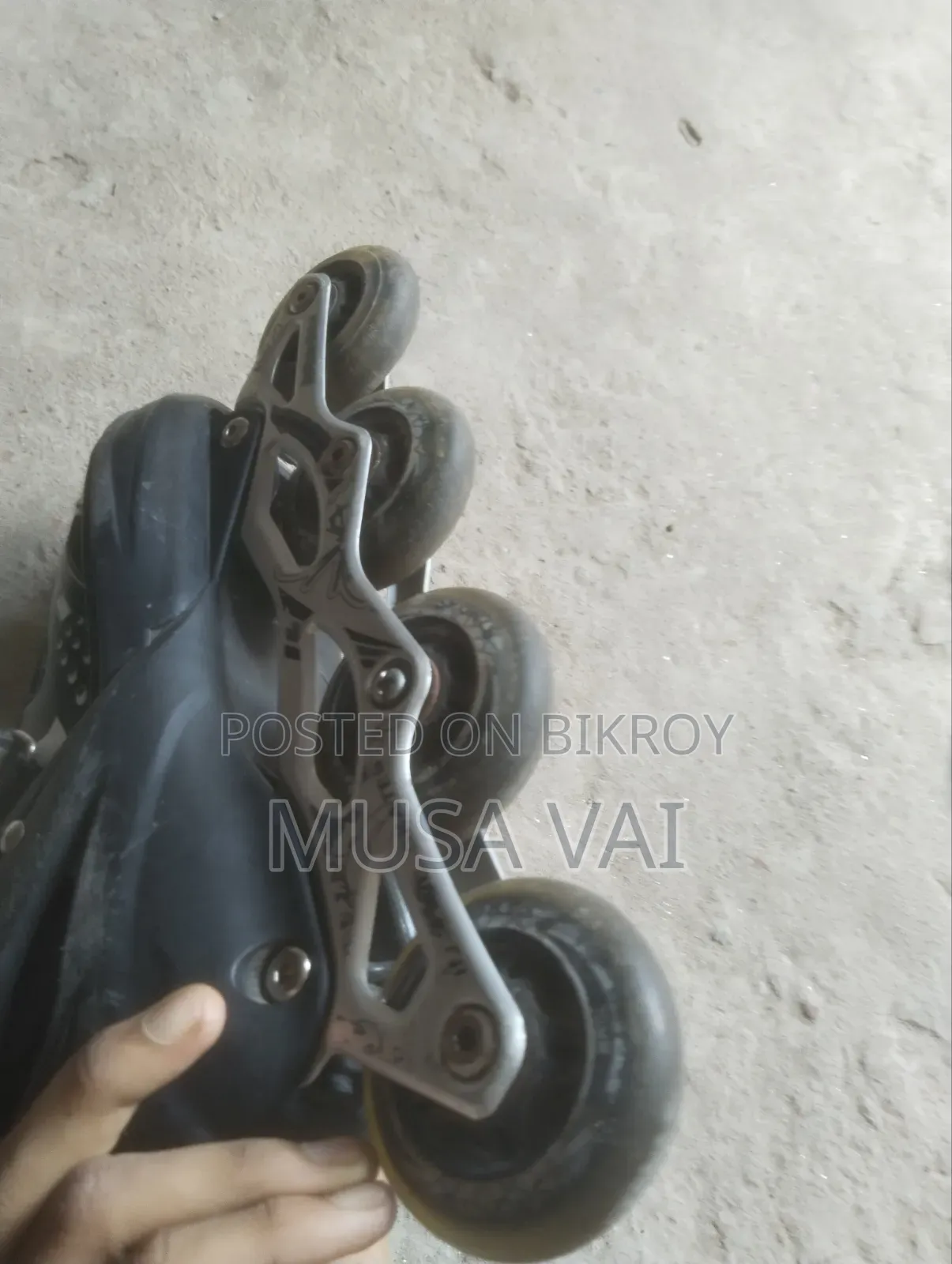 This shoe will be sold, if anyone wants to take it, please send a WhatsApp message to the number