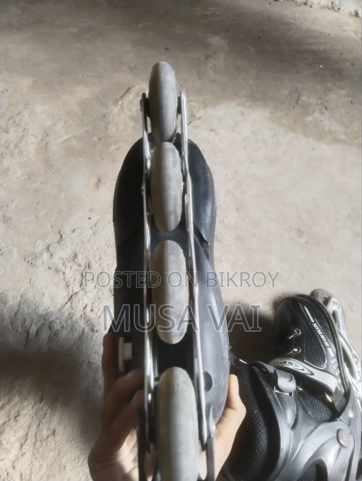 This shoe will be sold, if anyone wants to take it, please send a WhatsApp message to the number