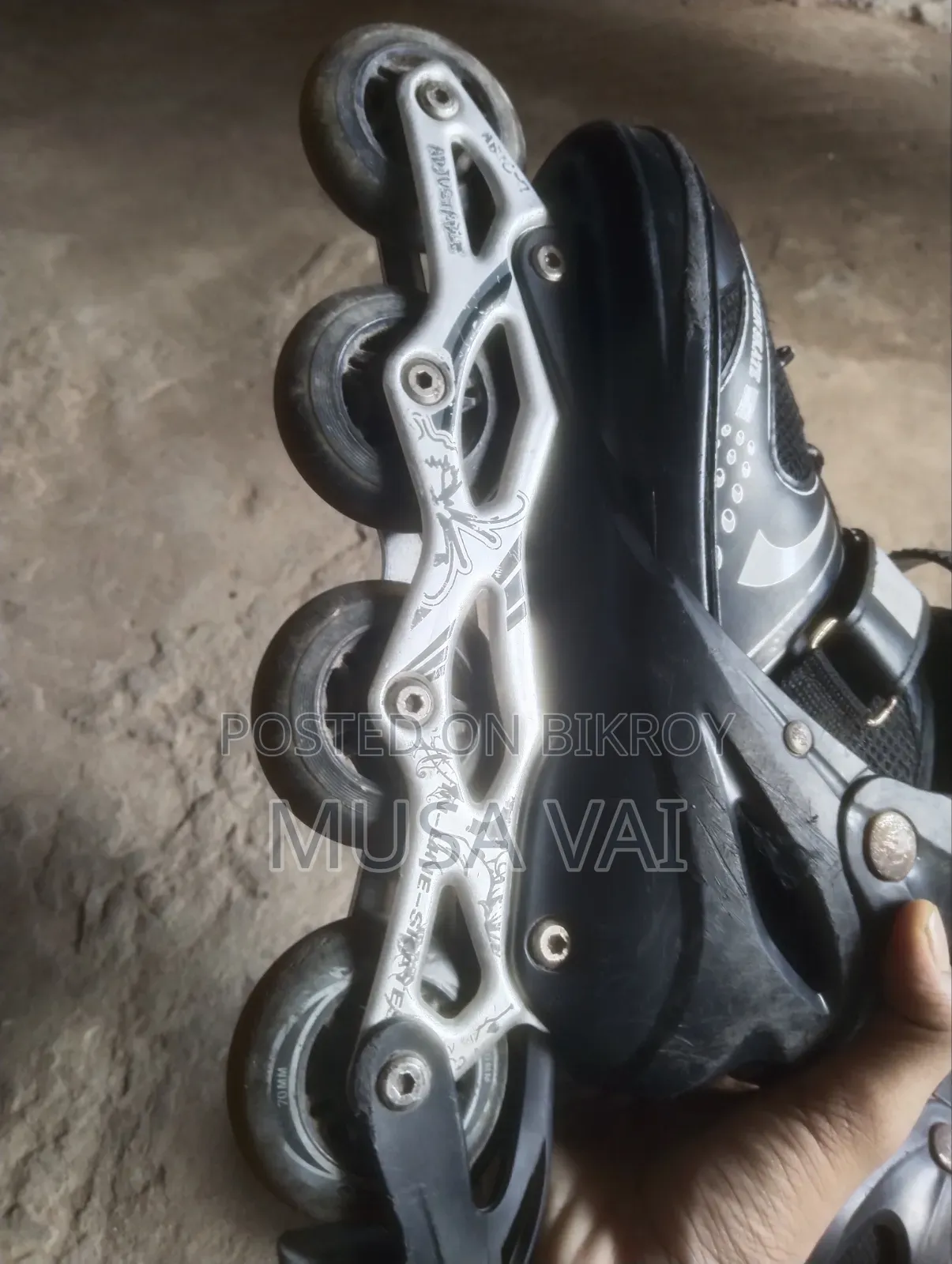 This shoe will be sold, if anyone wants to take it, please send a WhatsApp message to the number