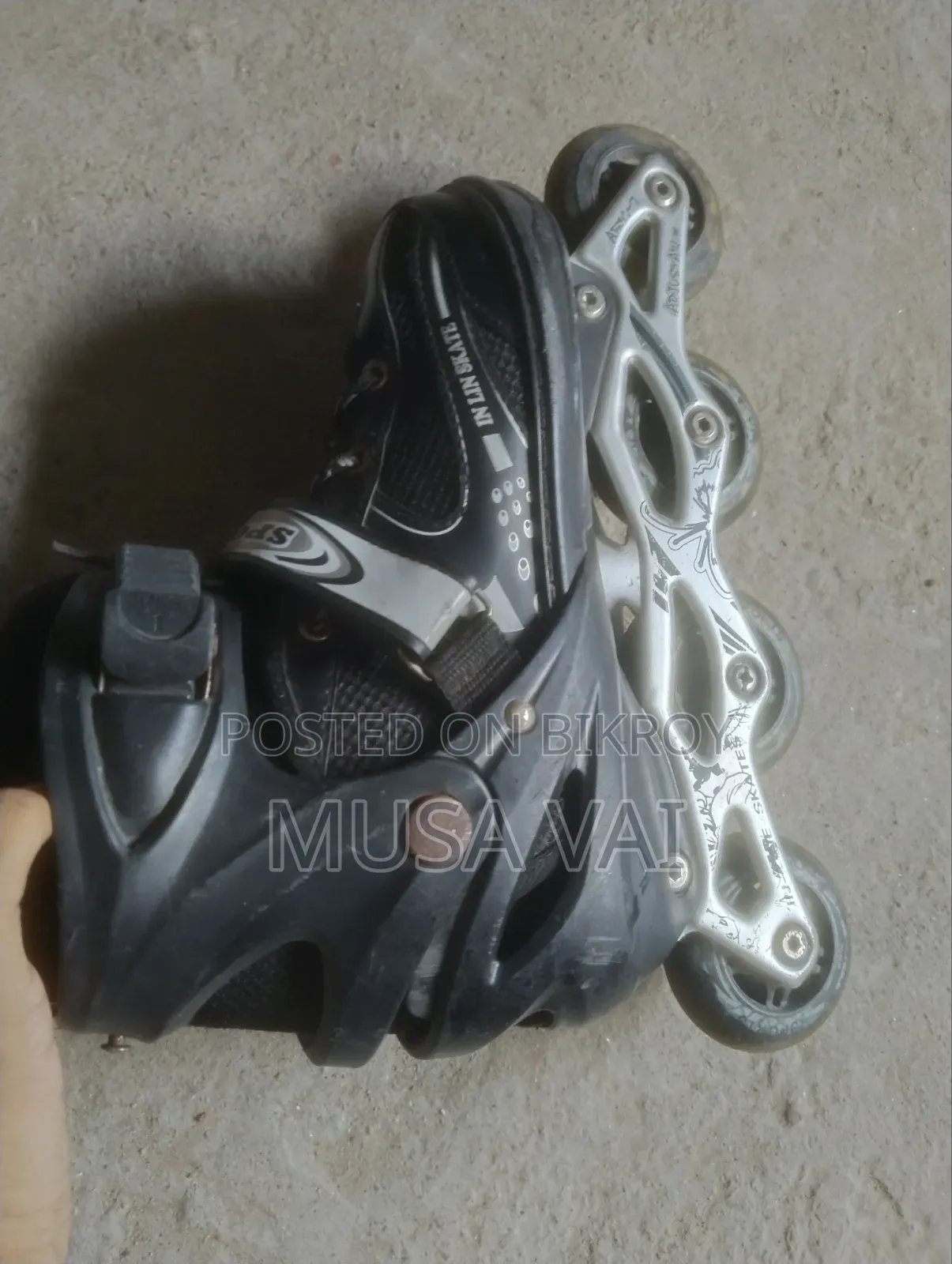 This shoe will be sold, if anyone wants to take it, please send a WhatsApp message to the number