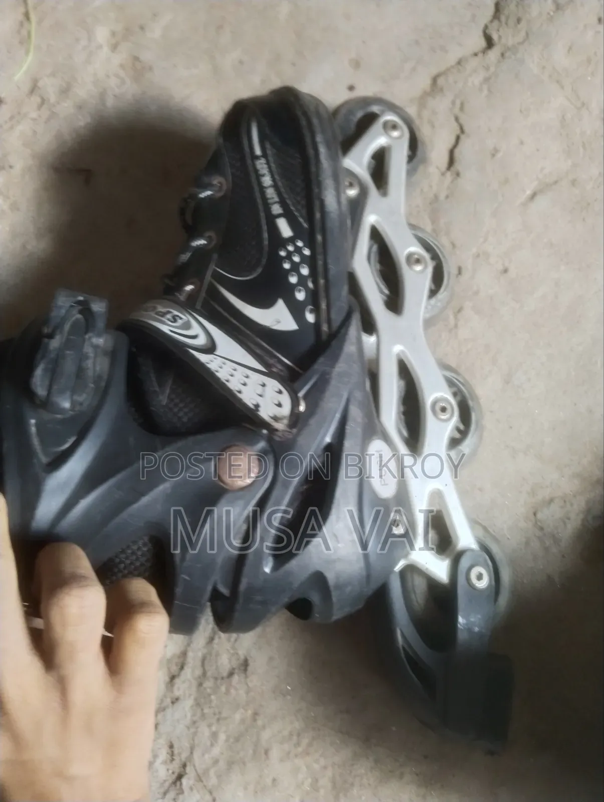 This shoe will be sold, if anyone wants to take it, please send a WhatsApp message to the number