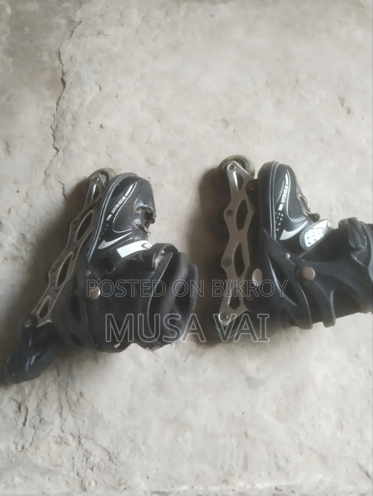 This shoe will be sold, if anyone wants to take it, please send a WhatsApp message to the number