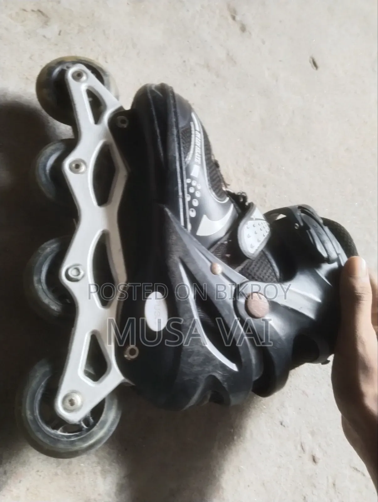 This shoe will be sold, if anyone wants to take it, please send a WhatsApp message to the number