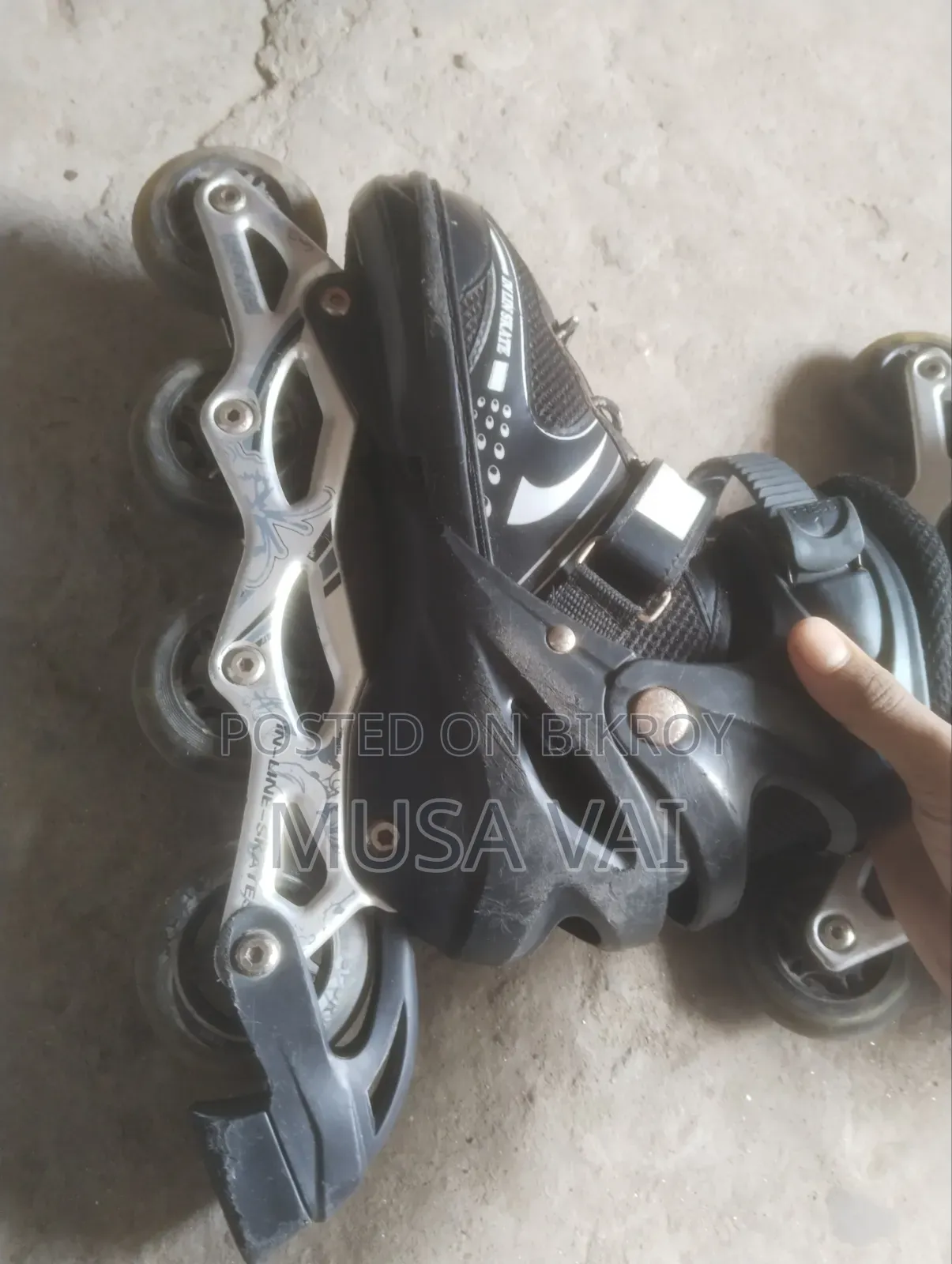 This shoe will be sold, if anyone wants to take it, please send a WhatsApp message to the number