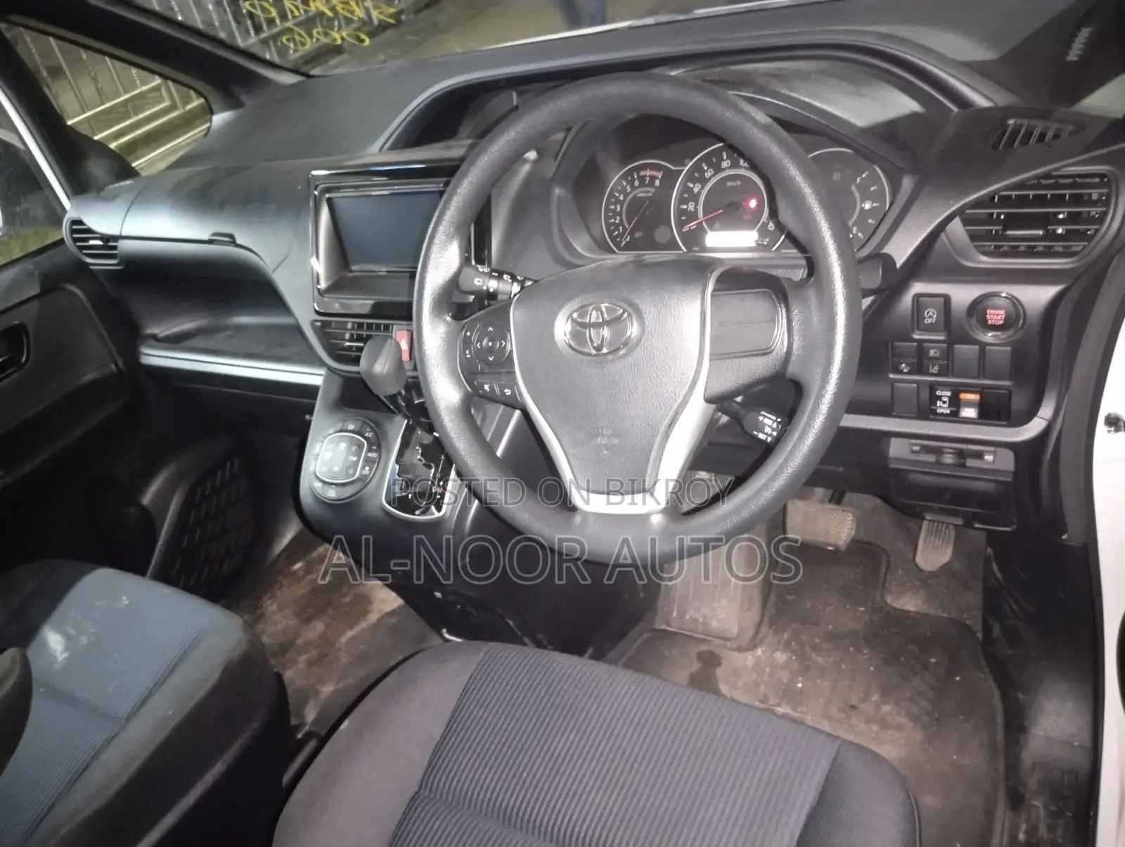 Toyota Noah 2.0 FWD (8 Seater) 2021 Pearl