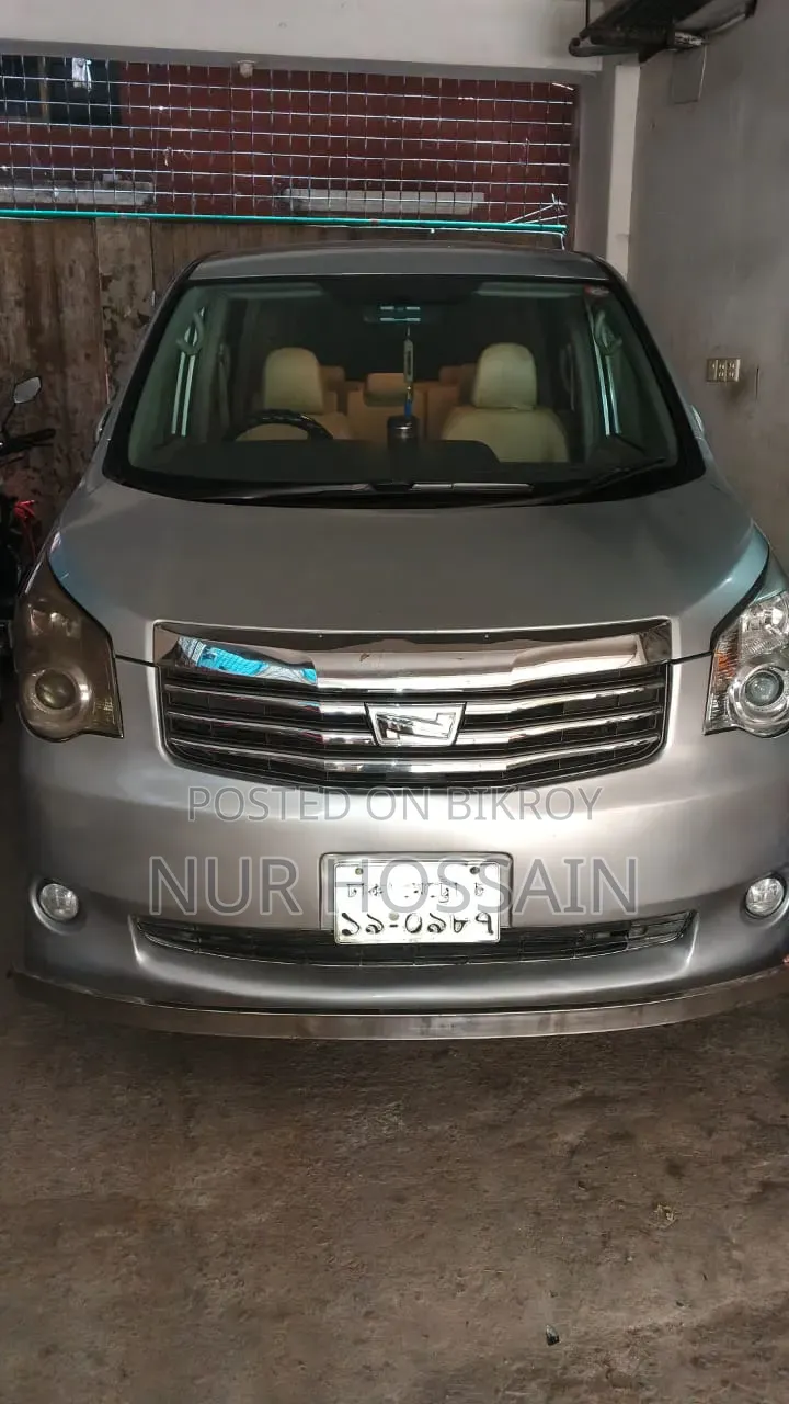 2012 Silver Toyota Noah 2.0 143hp All-Wheel Drive (7 Seater)