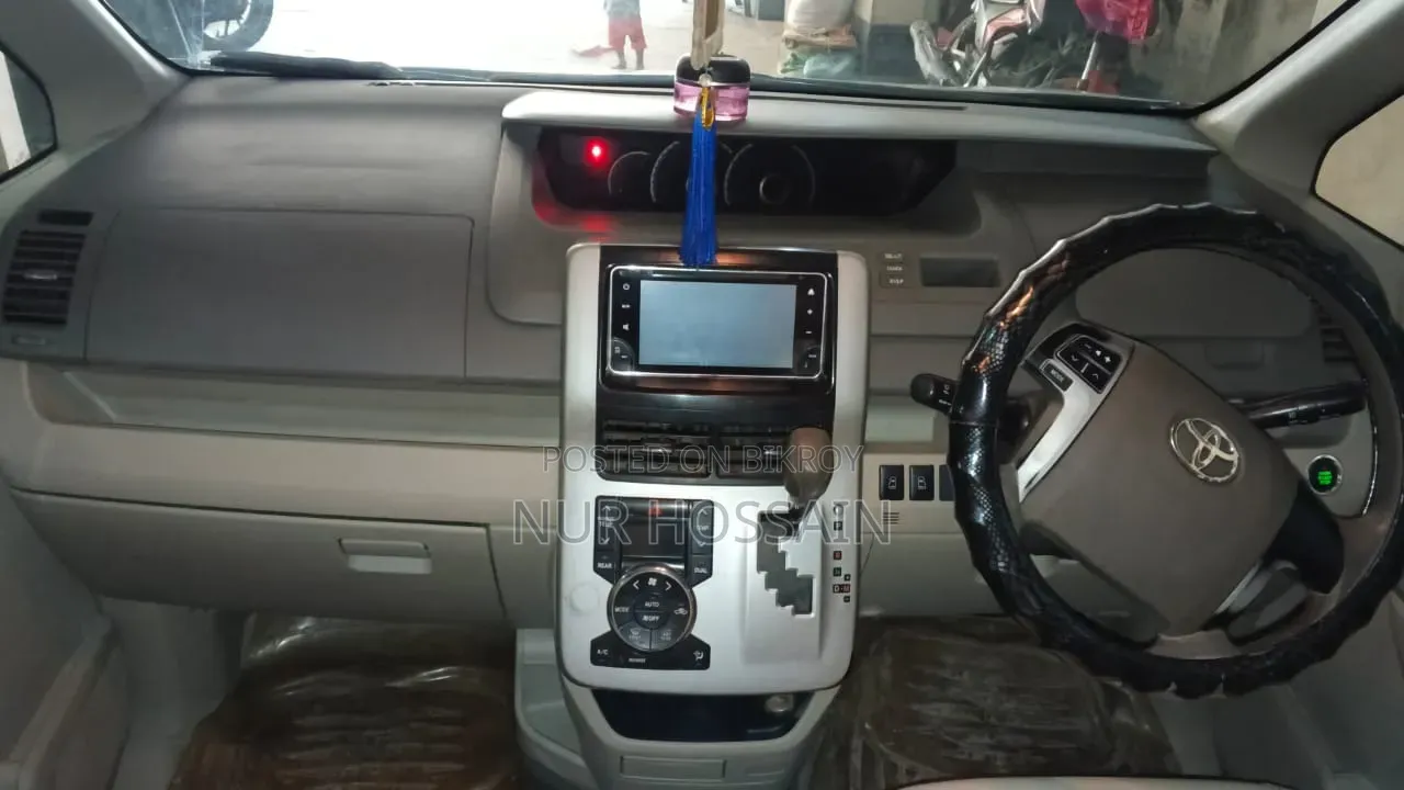 2012 Silver Toyota Noah 2.0 143hp All-Wheel Drive (7 Seater)