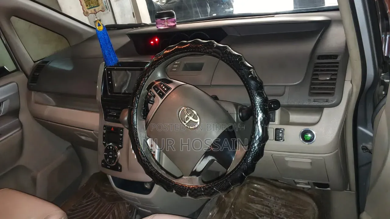2012 Silver Toyota Noah 2.0 143hp All-Wheel Drive (7 Seater)