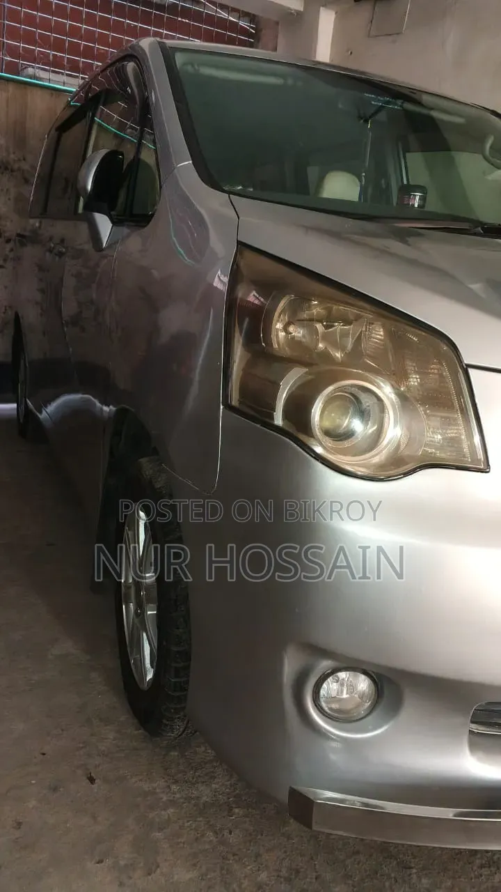 2012 Silver Toyota Noah 2.0 143hp All-Wheel Drive (7 Seater)