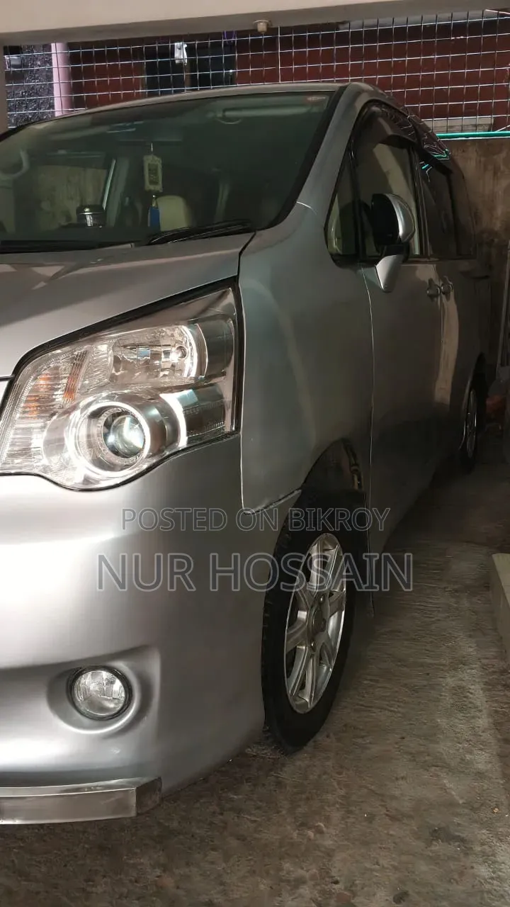 2012 Silver Toyota Noah 2.0 143hp All-Wheel Drive (7 Seater)