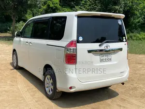 টয়োটা নোয়া ২০০৯ পার্ল