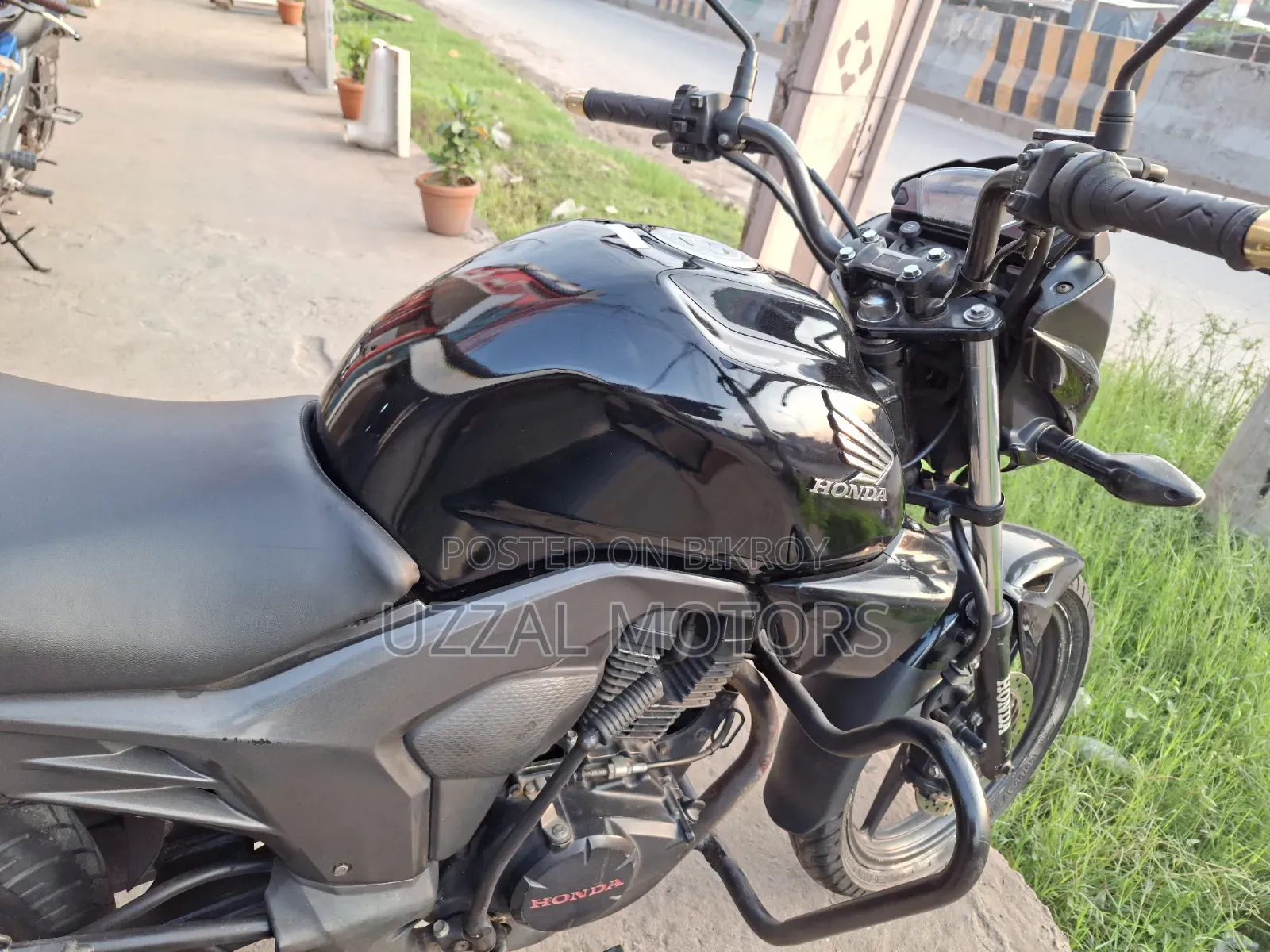 হোন্ডা সিবি ২০১৭ কালো