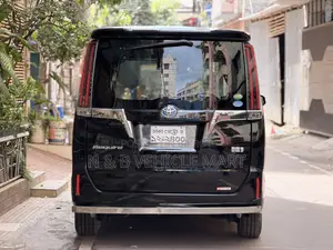 টয়োটা এসকোয়ার ১.৮ এফডব্লিউডি হাইব্রিড (৭ সিটার) ২০১৮ ব্ল্যাক