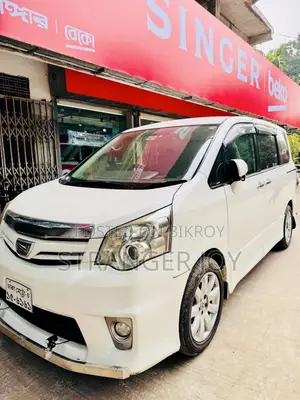 টয়োটা নোয়া ২.০ ১৫৮এইচপি এফডব্লিউডি (৭ সিটার) ২০১১ পার্ল