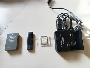 Nikon D5000 DSLR Camera + 18-55mm Lens | 32GB Card + Charger + Battery