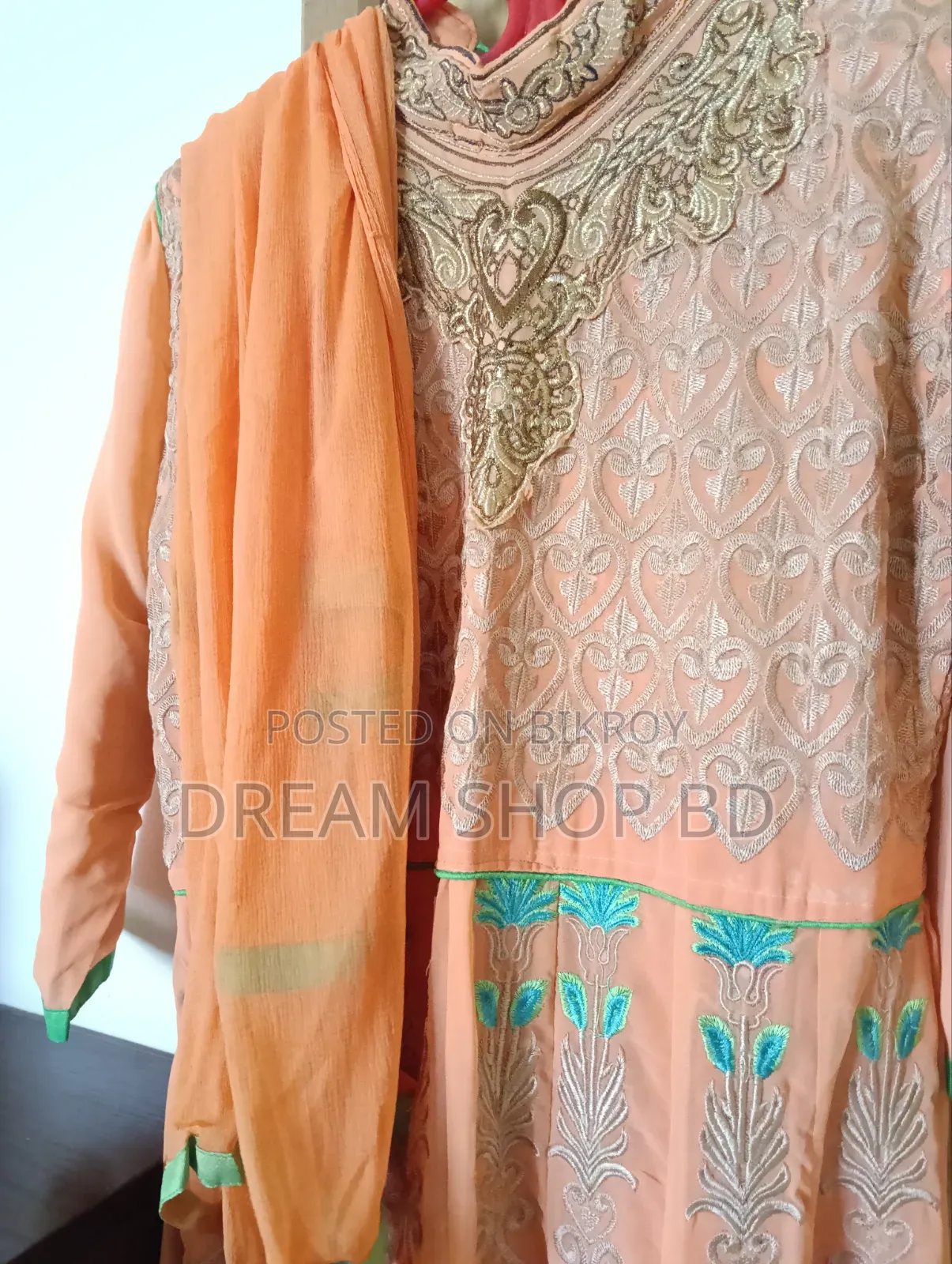 মনোরম সিল্ক কাতান ৩ পিস এবং ভারী এমব্রয়ডারি করা গাউন