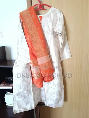 মনোরম সিল্ক কাতান ৩ পিস এবং ভারী এমব্রয়ডারি করা গাউন