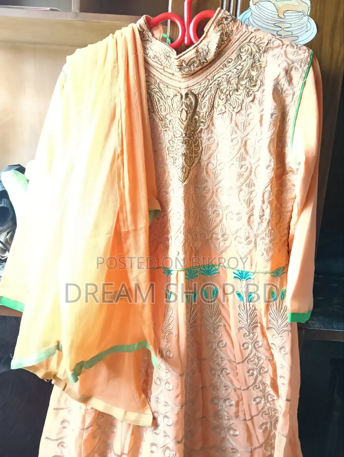 মনোরম সিল্ক কাতান ৩ পিস এবং ভারী এমব্রয়ডারি করা গাউন
