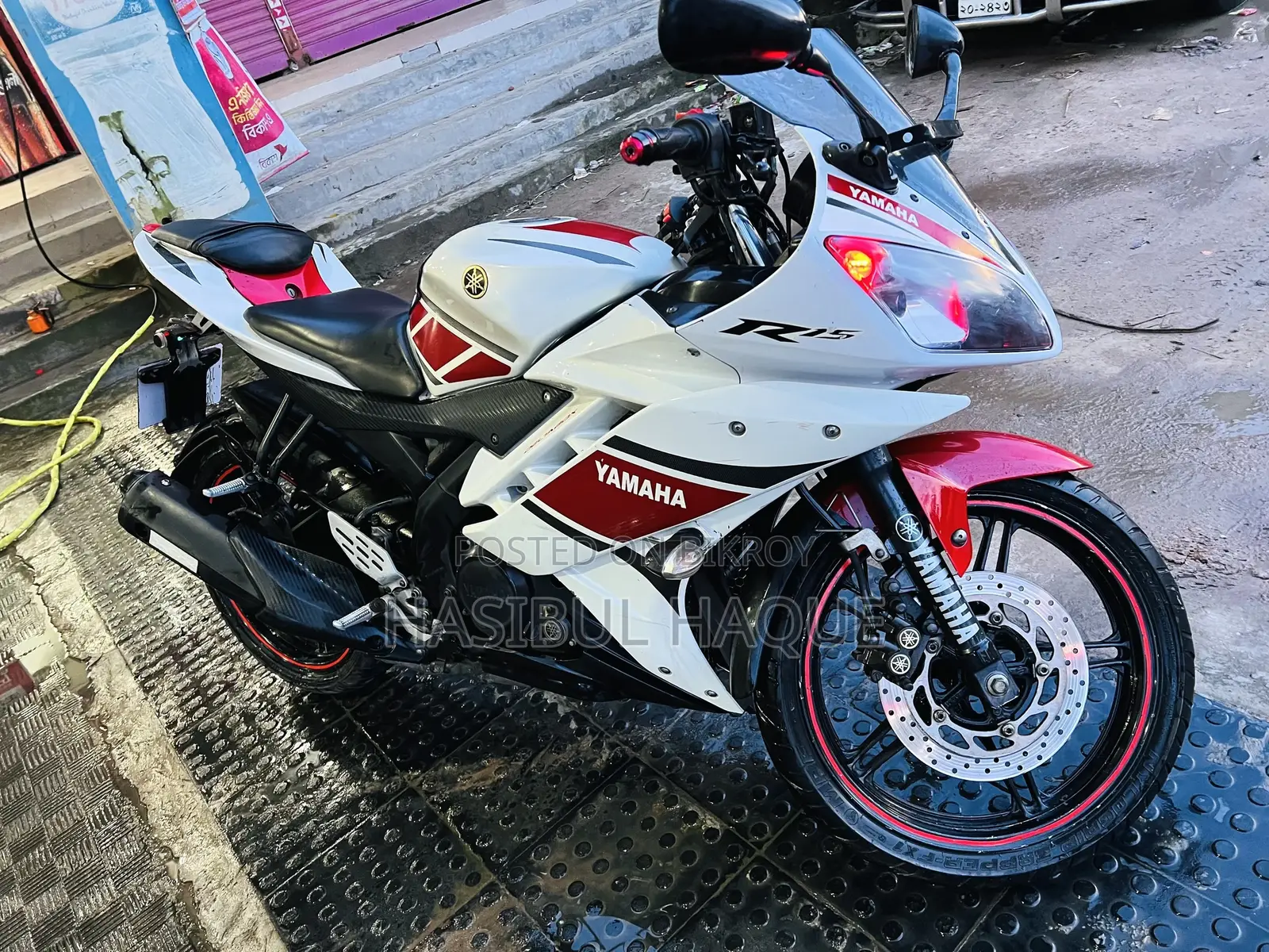 Yamaha R15 V3 ২০১৪ সাদা
