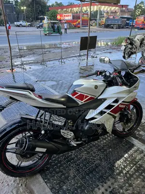 Yamaha R15 V3 ২০১৪ সাদা