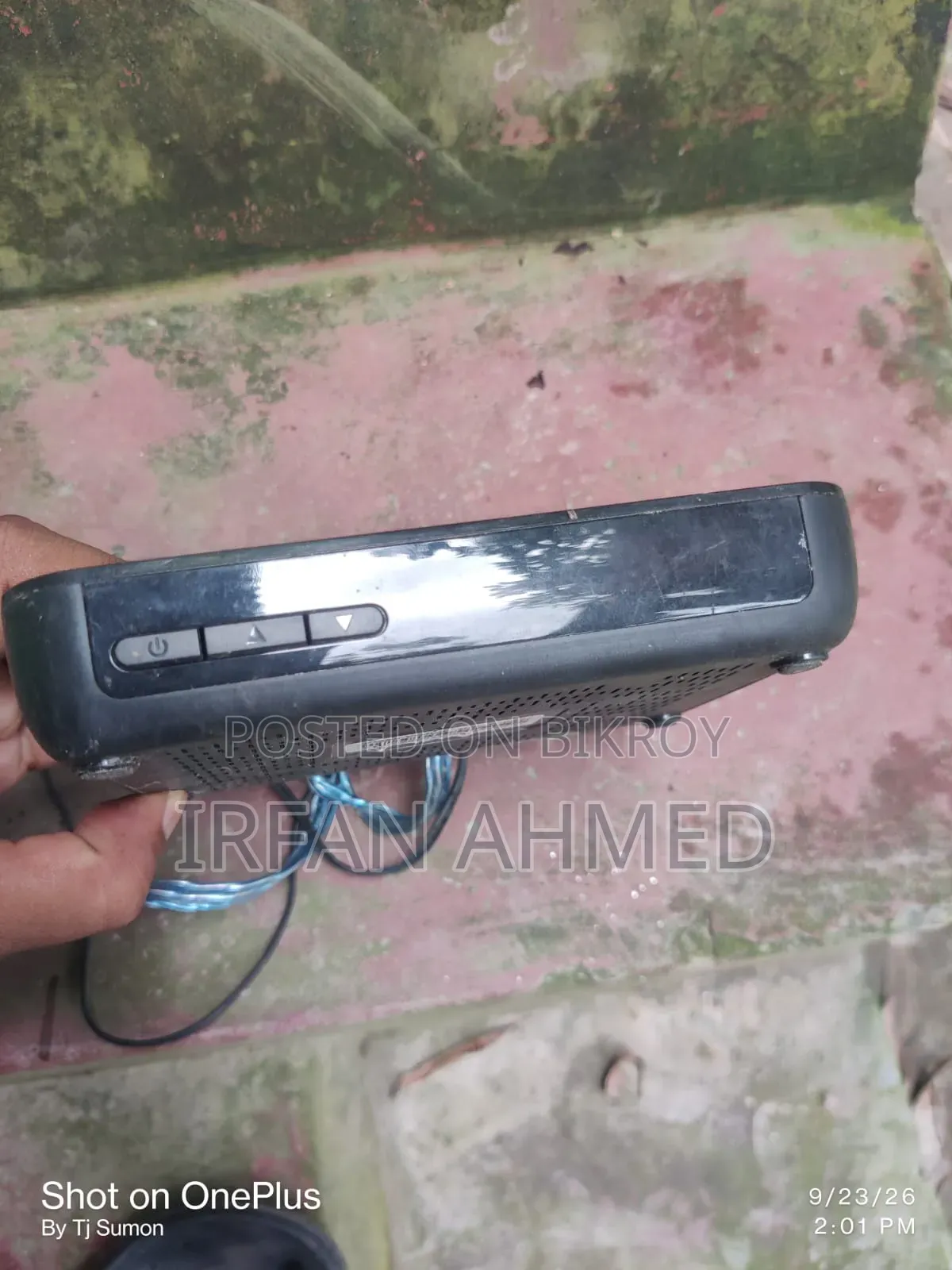 টিভি সেট-টপ বক্স উইথ স্ট্যান্ডার্ড এভি আরসিএ ক্যাবল কানেকশনস।