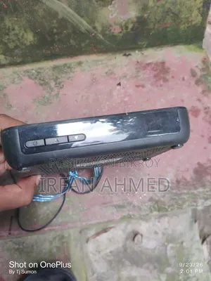 টিভি সেট-টপ বক্স উইথ স্ট্যান্ডার্ড এভি আরসিএ ক্যাবল কানেকশনস।