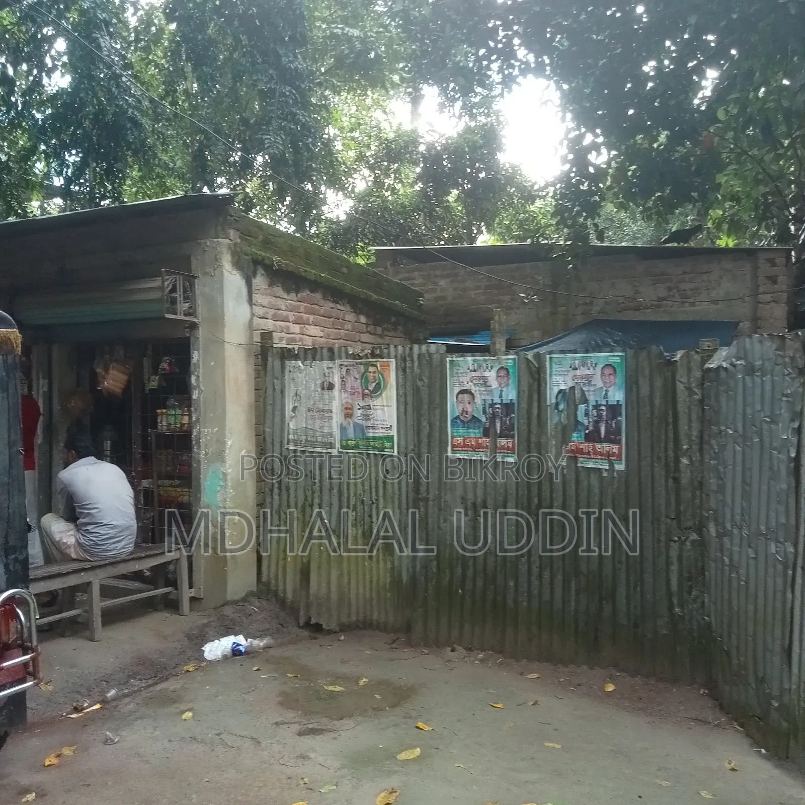 Land for sale, with built-in shops and rooms