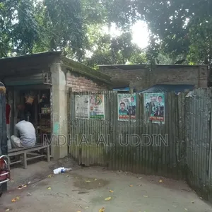 Land for sale, with built-in shops and rooms