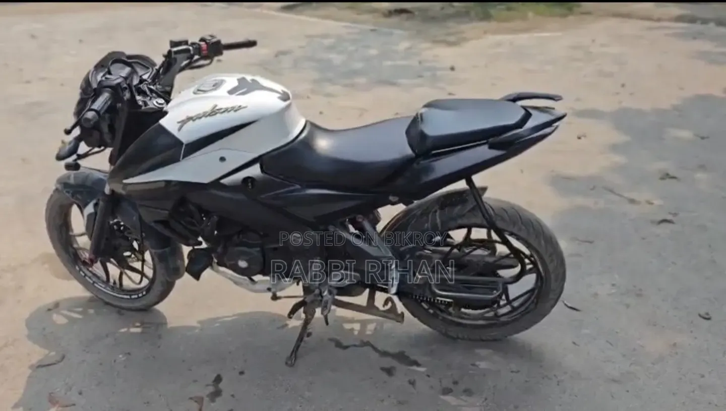 বাজাজ পালসার এনএস ১৬০ ২০২১ সাদা