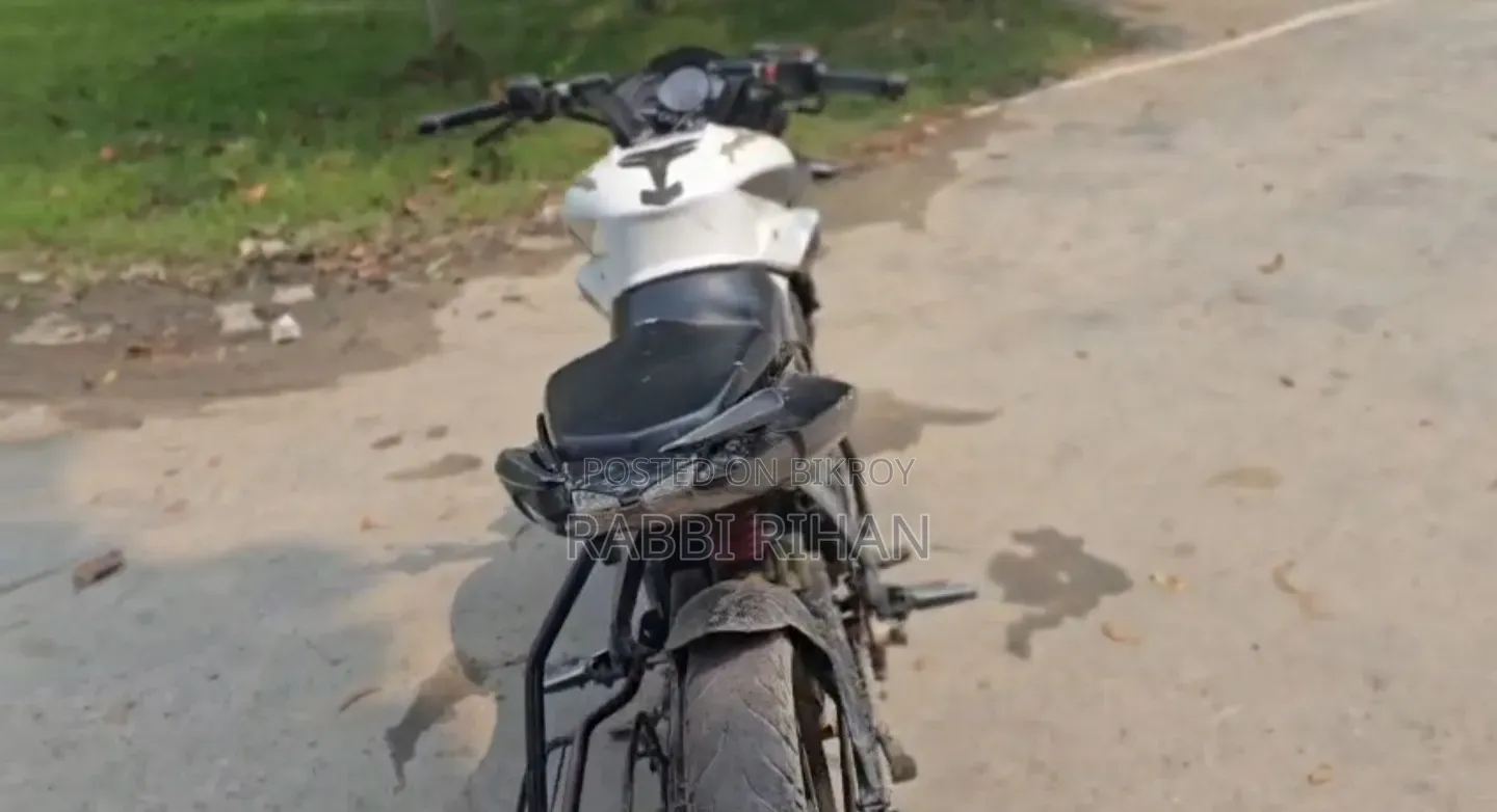 বাজাজ পালসার এনএস ১৬০ ২০২১ সাদা