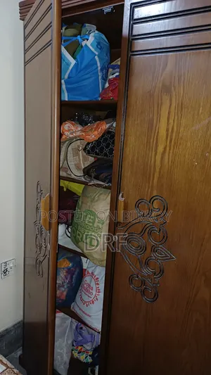 খুবই ভালো কন্ডিশনের মালয়েশিয়ান MDF আলমারি বিক্রি হবে
