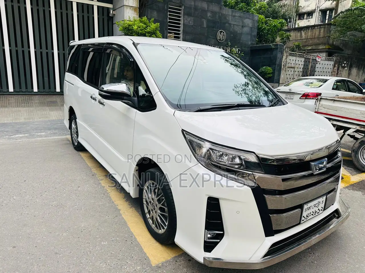Toyota Noah 1.8 Front-Wheel Drive Hybrid (7 seater) 2021 Pearl