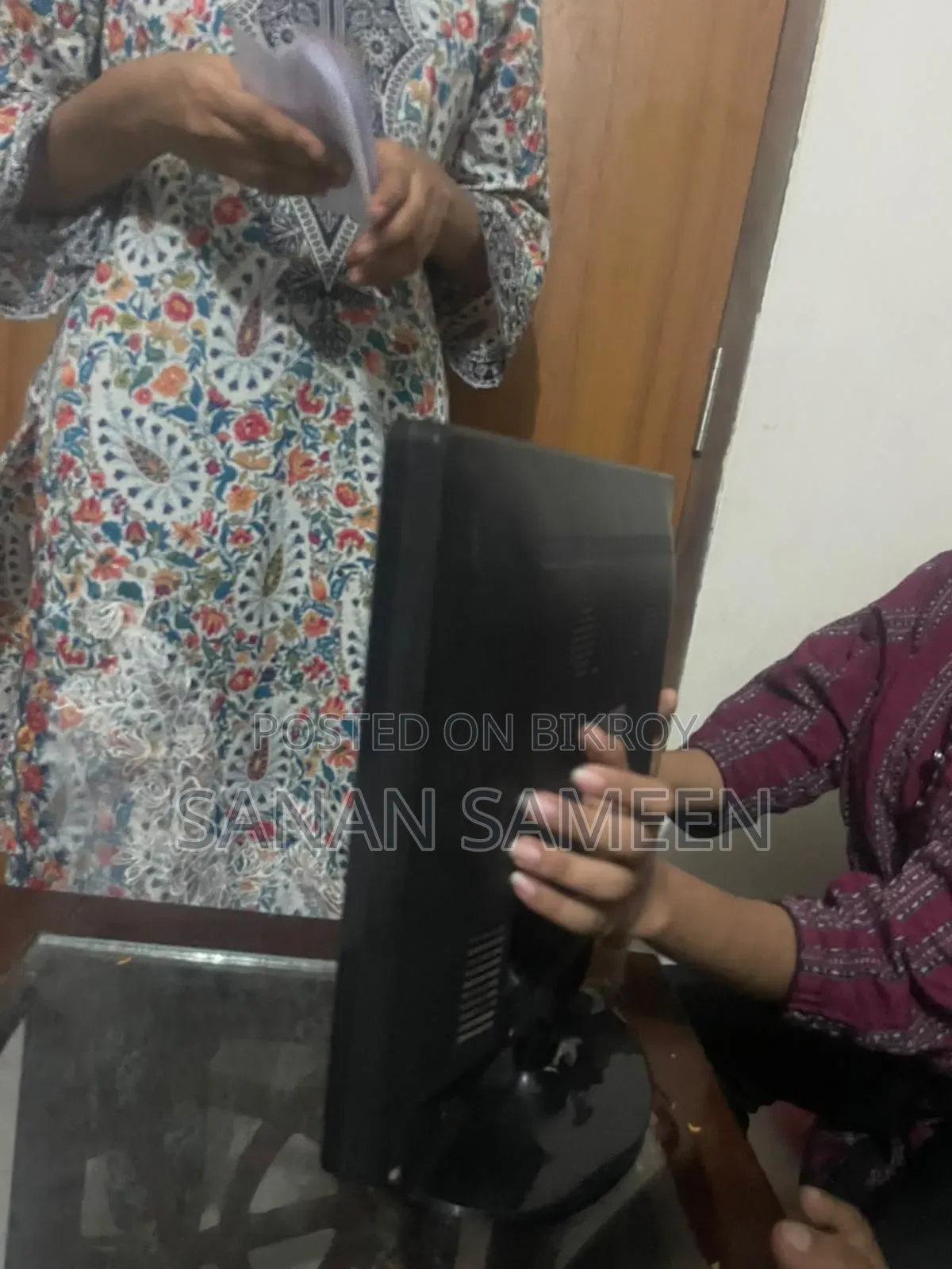 ইসোনিভ এলইডি মনিটর