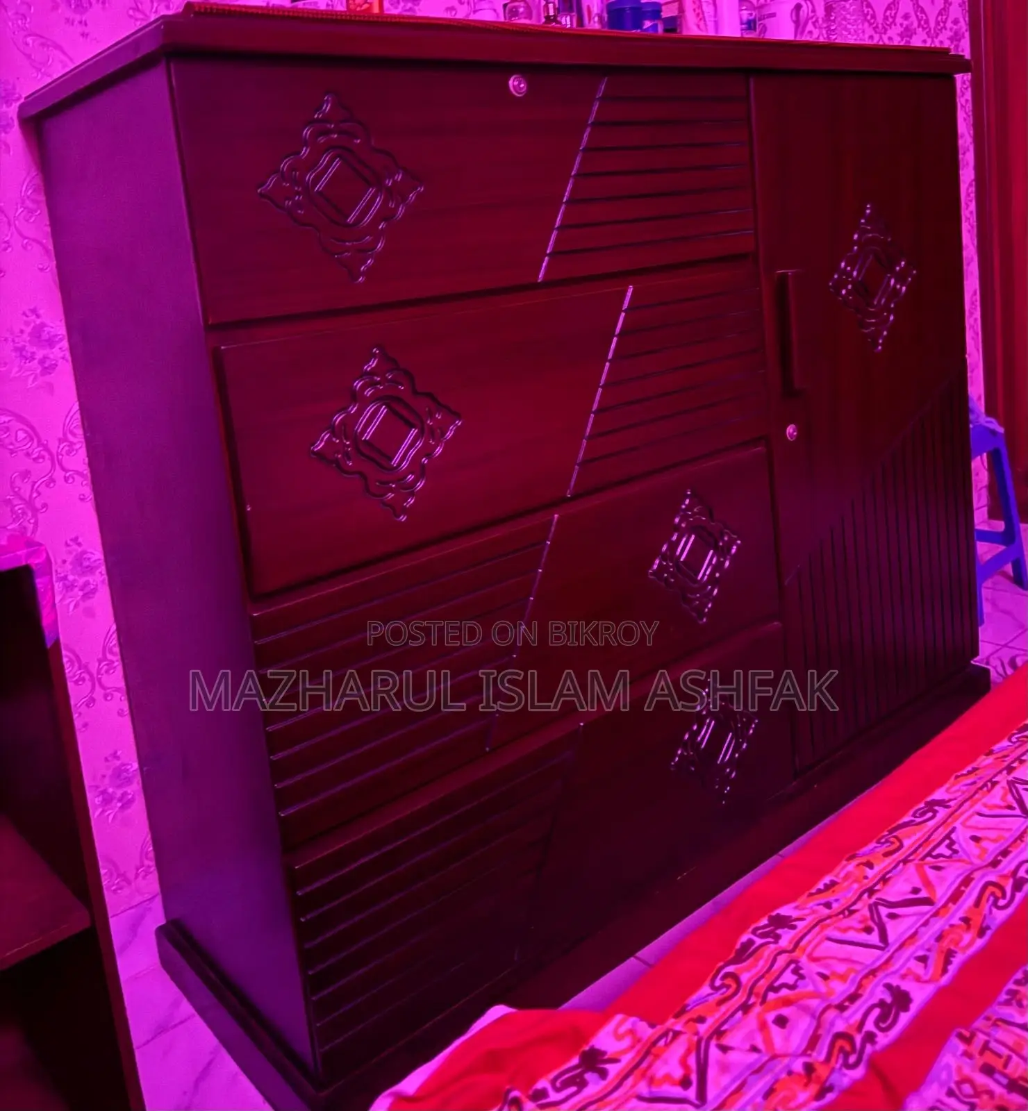 মালয়েশিয়ান কাঠের ওয়ার্ডরোব