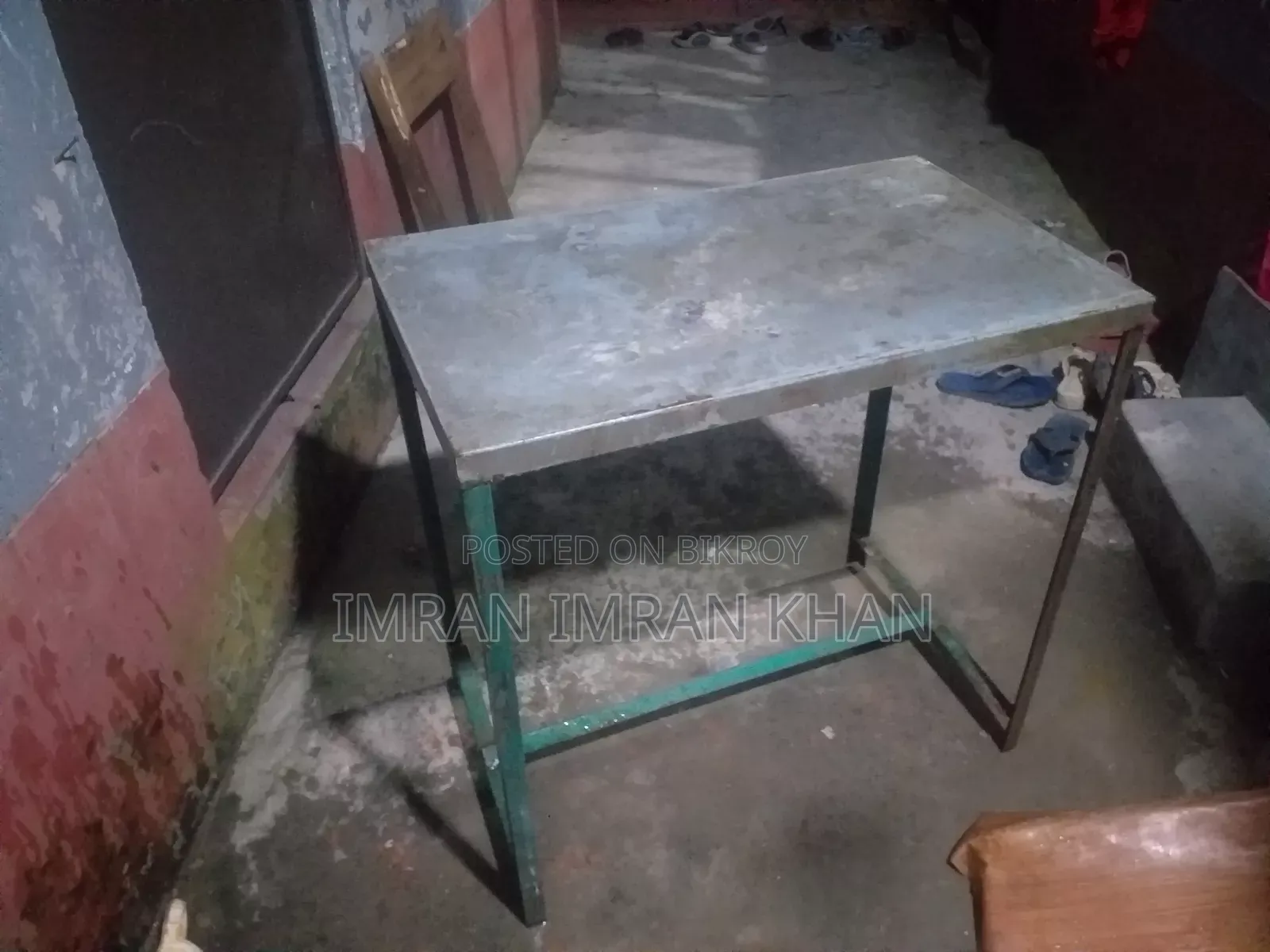 মজবুত লোহার টেবিল – বিভিন্ন কাজে ব্যবহারের উপযোগী
